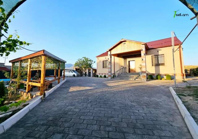 Երկու հարկանի քարե տուն, Աշտարակի խճուղի Աշտարակում, 1400 ք.մ., 2 սանհանգույց, կապիտալ վերանորոգված