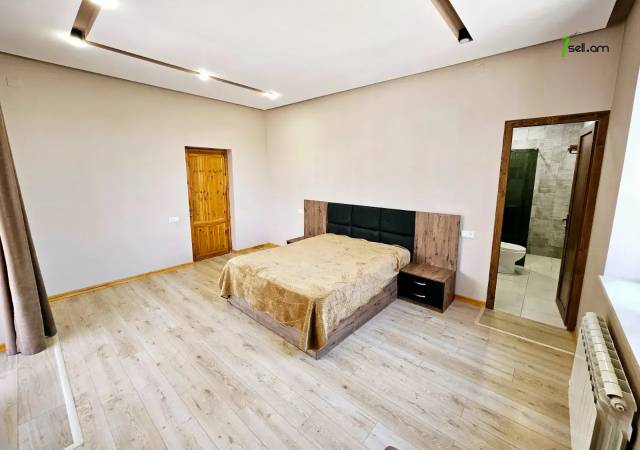 Երկու հարկանի քարե տուն 41-րդ փողոցում Զովունիում, 600 ք.մ., 3+ սանհանգույց