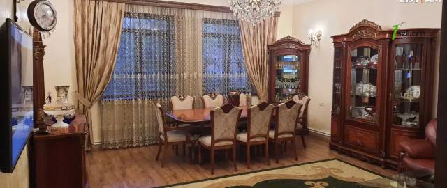 Երկու հարկանի քարե տուն Դավիթ Բեկի փողոցում Էրեբունիում, 530 ք.մ., 2 սանհանգույց