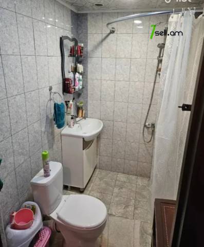 2 սենյականոց բնակարան Խաղաղ Դոնի փողոցում, 40 քմ, կապիտալ վերանորոգված