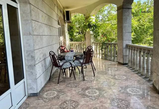 Չորս հարկանի քարե տուն Սիմեոն Երևանցու փողոցում կենտրոնում, 550 ք.մ., 3+ սանհանգույց