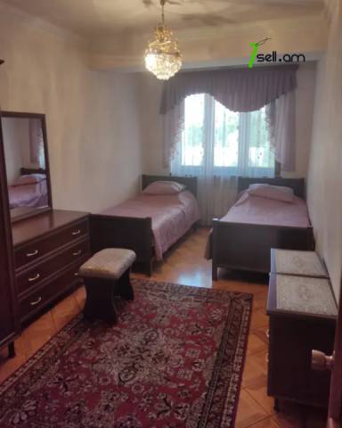 3 սենյականոց բնակարան Բաղրամյան պողոտայում, 100 քմ, նախավերջին հարկ, կապիտալ վերանորոգված, քարե շենք