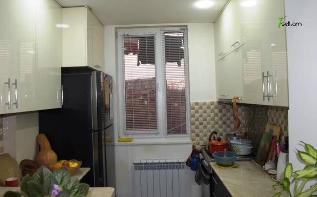 3 սենյականոց բնակարան, Երևանյան խճուղի, 52 քմ, նախավերջին հարկ, կապիտալ վերանորոգված, քարե շենք