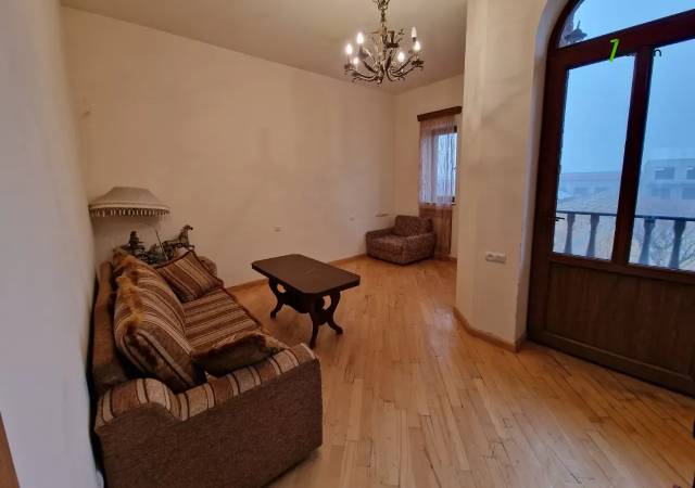 Երկու հարկանի քարե տուն, Եղվարդի խճուղի Զովունիում, 1000 ք.մ., 3+ սանհանգույց, եվրովերանորոգված