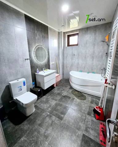 Երեք հարկանի տուն Ղափանցյան փողոցում Արաբկիրում, 500 ք.մ., 2 սանհանգույց, եվրովերանորոգված