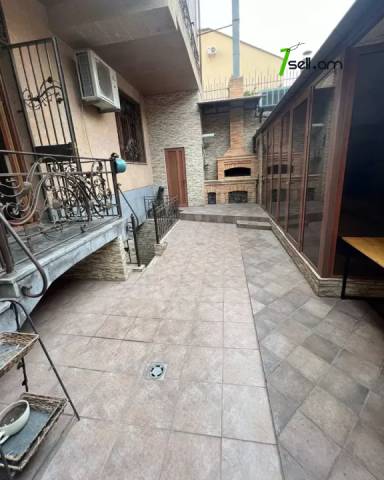 2 սենյականոց բնակարան Չարենցի փողոցում, 60 ք.մ., 1/3 հարկ, եվրովերանորոգված, քարե շենք