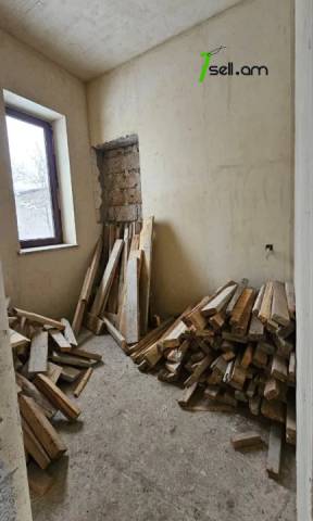 Երկու հարկանի տուն Պարույր Սևակի փողոցում Ավանում, 888 քմ, 2 սանհանգույց, մասնակի վերանորոգում