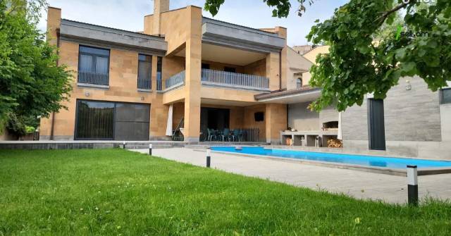 Երեք հարկանի տուն Մարշալ Բաբաջանյան փողոցում Ավանում, 715 քմ, 3+ սանհանգույց