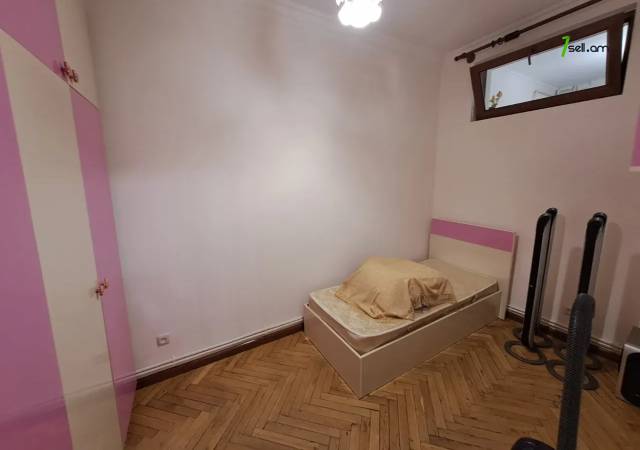 3 սենյականոց բնակարան Էրեբունու փողոցում, 75 ք.մ., 1/2 հարկ, կապիտալ վերանորոգված, քարե շենք