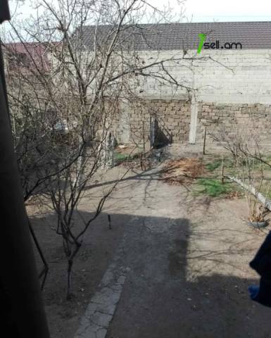 Երեք հարկանի քարե տուն Նոր Արեշի 37րդ փողոցում Էրեբունիում, 536 ք.մ., 2 սանհանգույց