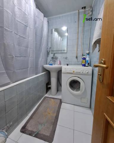 4 սենյականոց բնակարան Լեոյի փողոցում, 100 ք.մ., 2/5 հարկ, եվրովերանորոգված, քարե շենք