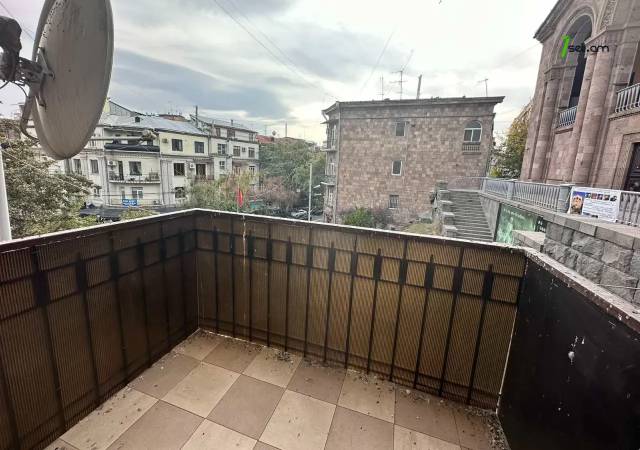 3 սենյականոց բնակարան Մոսկովյան փողոցում, 93 ք.մ., 2 սանհանգույց, նախավերջին հարկ