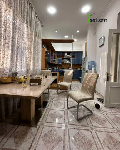 4 սենյականոց բնակարան Աղայան փողոցում, 125 ք.մ., 2 սանհանգույց, բարձր առաստաղներ, 2/5 հարկ