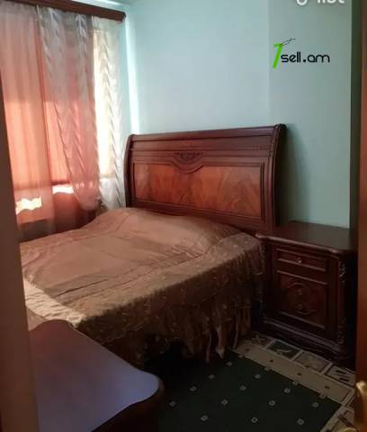 3 սենյականոց բնակարան Բարբյուսի փողոցում, 80 ք.մ., նախավերջին հարկ, կապիտալ վերանորոգված, քարե շենք