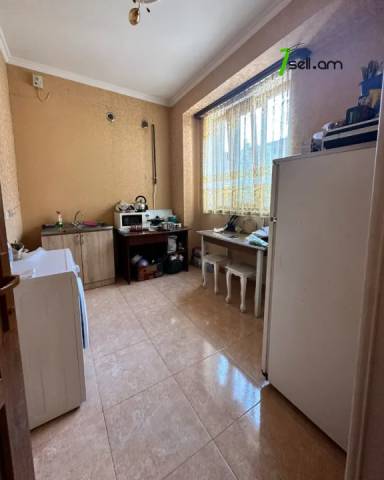 2 սենյականոց բնակարան Բրյուսովի փողոցում, 60 ք.մ., 1/4 հարկ, կապիտալ վերանորոգված, քարե շենք