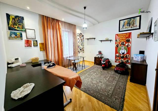 Երեք հարկանի քարե տուն, Գ-1 թաղամաս Աջափնյակում, 1391 ք.մ., 3+ սանհանգույց, կապիտալ վերանորոգված