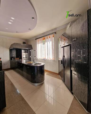 Երկու հարկանի քարե տուն Աշոտ Հովհաննիսյանի փողոցում Նոր Նորքում, 700 ք.մ., 3+ սանհանգույց