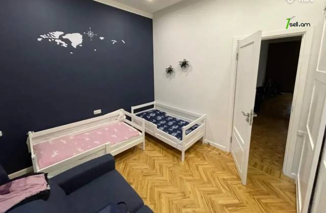 4 սենյականոց բնակարան Տպագրիչների փողոցում, 140 ք.մ., 2 սանհանգույց, բարձր առաստաղներ