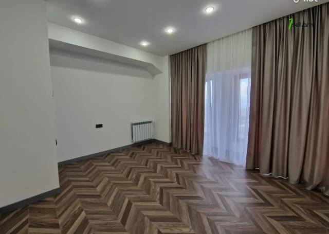 4 սենյականոց բնակարան նորակառույց շենքում, Ներսիսյան փողոցի փակուղի, 200 քմ, նախավերջին հարկ