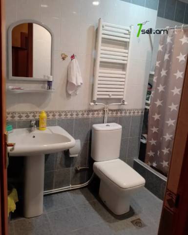 2 սենյականոց բնակարան Թումանյան փողոցում, 60 ք.մ., բարձր առաստաղներ, եվրովերանորոգված, քարե շենք