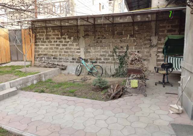 Մեկ հարկանի քարե տուն Մամիկոնյանց փողոցում Արաբկիրում, 175 ք.մ., 2 սանհանգույց, կապիտալ վերանորոգված