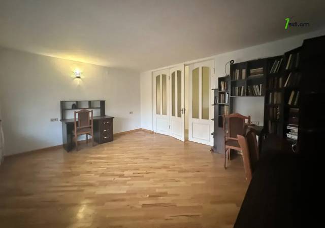 Երկու հարկանի քարե տուն Դավիթ Բեկի փողոցում Էրեբունիում, 250 քմ, 3+ սանհանգույց, եվրովերանորոգված