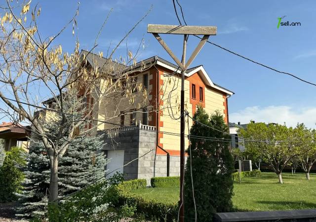 Երեք հարկանի տուն, Վահագնի Թաղամաս Աջափնյակում, 500 ք.մ., 3+ սանհանգույց