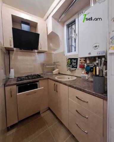 3 սենյականոց բնակարան Մոսկովյան փողոցում, 98 ք.մ., բարձր առաստաղներ, մի քանի պատշգամբ, 3/5 հարկ