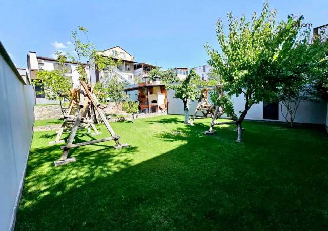 Երկու հարկանի քարե տուն Քաջազնունի փողոցում կենտրոնում, 1050 ք.մ., 3+ սանհանգույց