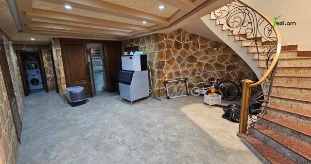 Երեք հարկանի քարե տուն Մոլդովական փողոցում Նոր Նորքում, 1240 քմ, 3+ սանհանգույց