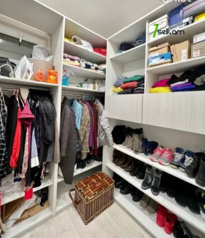 Երկու հարկանի տուն Դավիթ Բեկի փողոցում Էրեբունիում, 400 ք.մ., 2 սանհանգույց