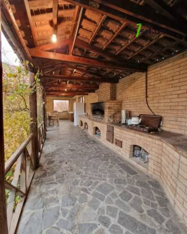 Երկու հարկանի քարե տուն, Եղվարդի խճուղի Զովունիում, 1000 ք.մ., 3+ սանհանգույց, եվրովերանորոգված