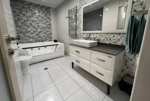 4 սենյականոց բնակարան նորակառույց շենքում Ադոնցի փողոցում, 120 ք.մ., 2 սանհանգույց, բարձր առաստաղներ