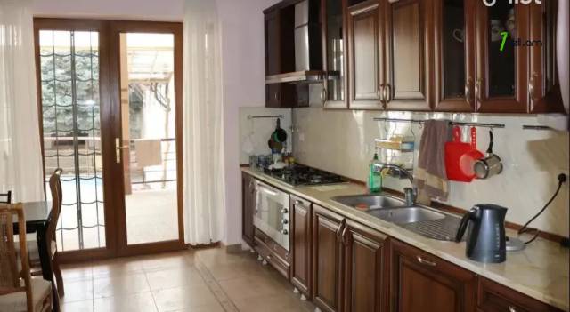 Երեք հարկանի քարե տուն, Sevastopolyan Street Արաբկիրում, 250 ք.մ., 3+ սանհանգույց