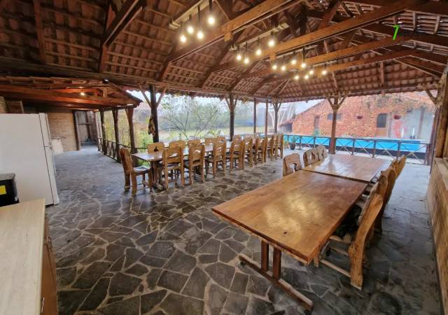 Երկու հարկանի քարե տուն, Եղվարդի խճուղի Զովունիում, 1000 ք.մ., 3+ սանհանգույց, եվրովերանորոգված