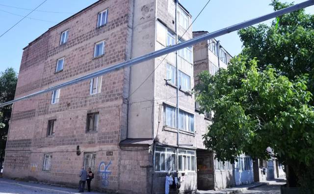 3 սենյականոց բնակարան Կամոյի փողոցում, 100 ք.մ., մասնակի վերանորոգում, քարե շենք