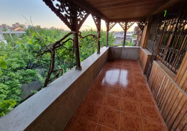 Երեք հարկանի քարե տուն Դավիթ Բեկի փողոցում Էրեբունիում, 2550 ք.մ., 3+ սանհանգույց, մեծ հողամաս