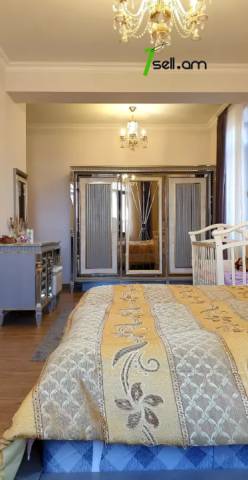 Երկու հարկանի քարե տուն Նվեր Սաֆարյան փողոցում Ավանում, 600 ք.մ., 3+ սանհանգույց