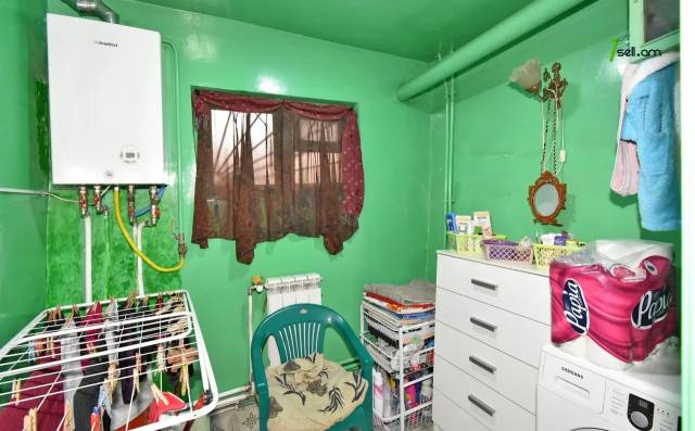 Երեք հարկանի քարե տուն Ազատամարտիկների փողոցում Էրեբունիում, 182 քմ, 2 սանհանգույց