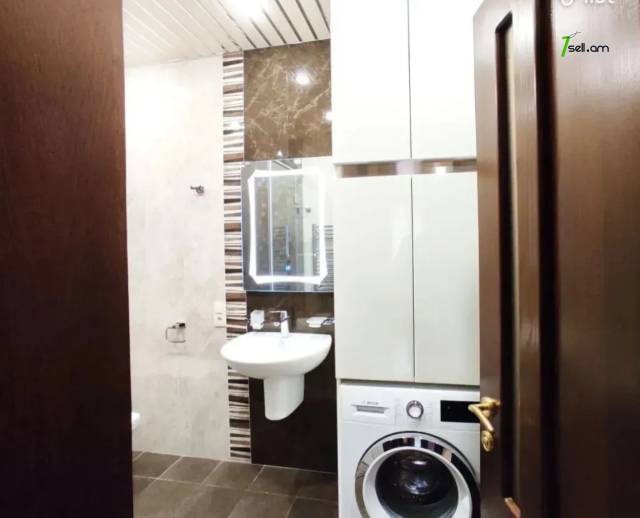 3 սենյականոց բնակարան Վարդանանց փողոցում, 86 ք.մ., 2/5 հարկ, 2 սանհանգույց, բարձր առաստաղներ