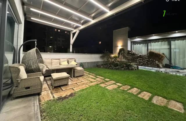 Ընդարձակ 3 սենյականոց բնակարան նորակառույց շենքում Վիկտոր Համբարձումյան փողոցում, 267 ք.մ.