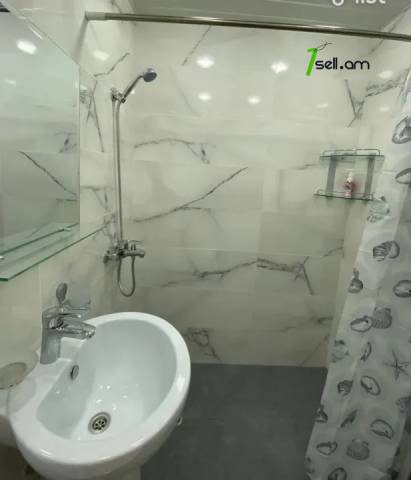 2 սենյականոց բնակարան Վահրամ Փափազյան փողոցում, 47 քմ, 3/5 հարկ, եվրովերանորոգված, քարե շենք