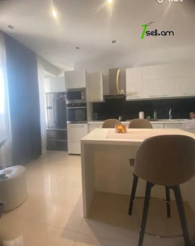 4 սենյականոց բնակարան նորակառույց շենքում Ադոնցի փողոցում, 145 քմ, 12/18 հարկ, բարձր առաստաղներ