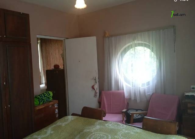 Երեք հարկանի քարե ամառանոց 16-րդ փողոցում Գետամեջում, 148 ք.մ., 2 սանհանգույց, մասնակի վերանորոգում