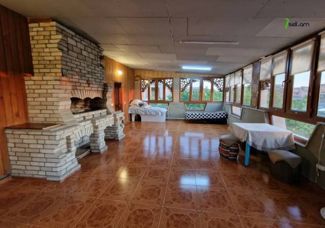 Երեք հարկանի քարե տուն Դավիթ Բեկի փողոցում Էրեբունիում, 2550 ք.մ., 3+ սանհանգույց, մեծ հողամաս