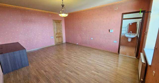 Չորս հարկանի քարե տուն Գարեգին Հովսեփյանի փողոցում Նորք Մարաշում, 2265 քմ, 3+ սանհանգույց