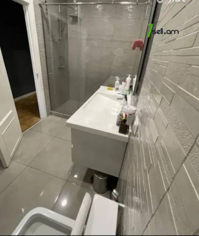 4 սենյականոց բնակարան Տպագրիչների փողոցում, 140 ք.մ., 2 սանհանգույց, բարձր առաստաղներ