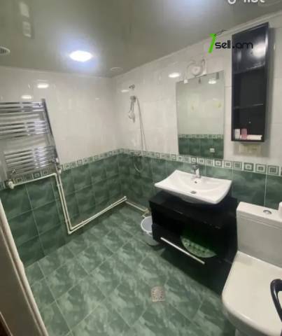 3 սենյականոց բնակարան Ռոստովյան փողոցում, 80 ք.մ., 1/5 հարկ, կապիտալ վերանորոգված, քարե շենք