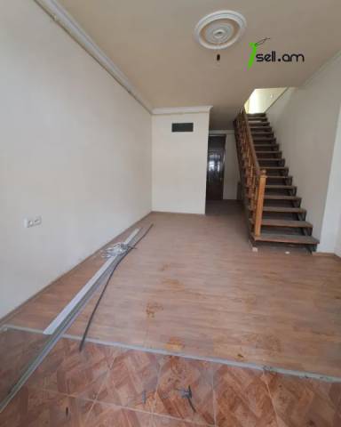 Երեք հարկանի քարե տուն Խորենացու փողոցում կենտրոնում, 145 ք.մ., 2 սանհանգույց, կոսմետիկ վերանորոգում