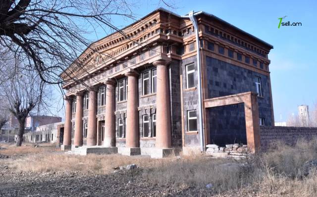 Երեք հարկանի քարե տուն Գարեգին Նժդեհի պողոտայում Գյումրիում, 717 քմ, 2 սանհանգույց